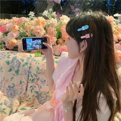 她在这里